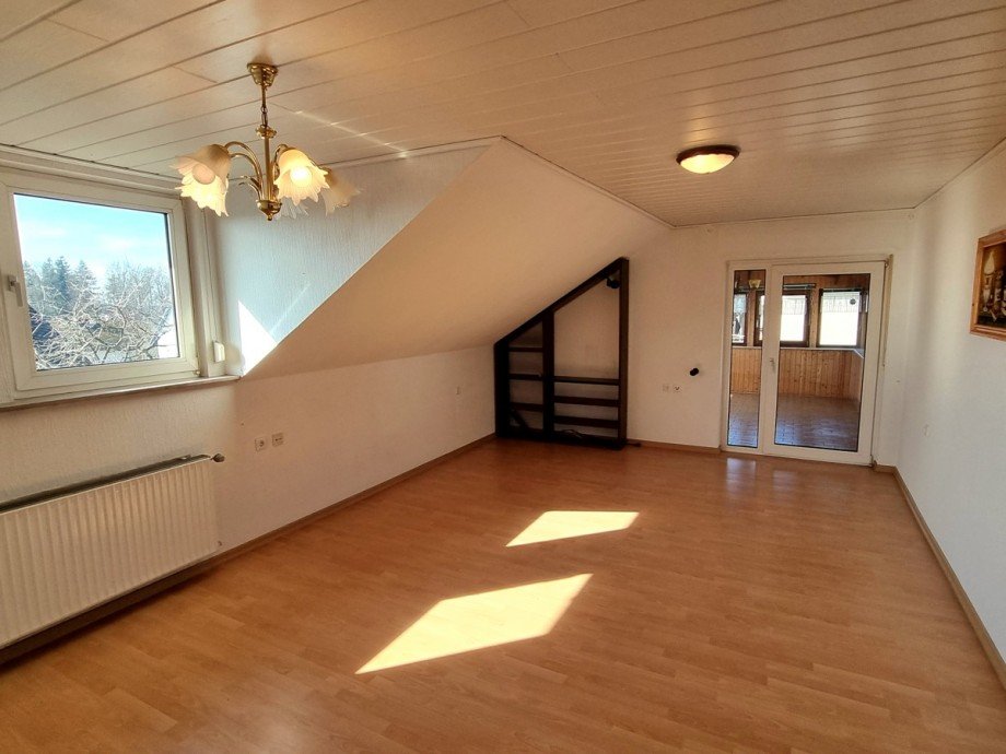 Gro�es und helles Zimmer mit Gauben und Zugang zum Wintergarten OG Einfamilienhaus Hohenahr