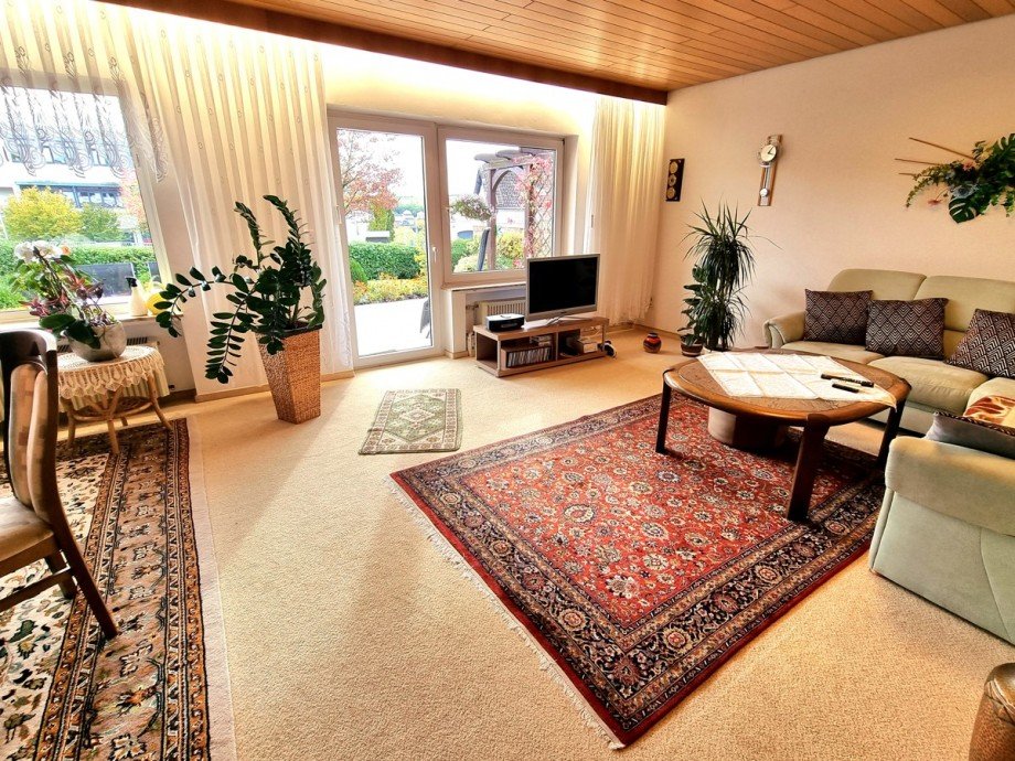 Helles Wohnzimmer mit angrenzender Terrasse im unteren Geschoss Zweifamilienhaus Gr�venwiesbach