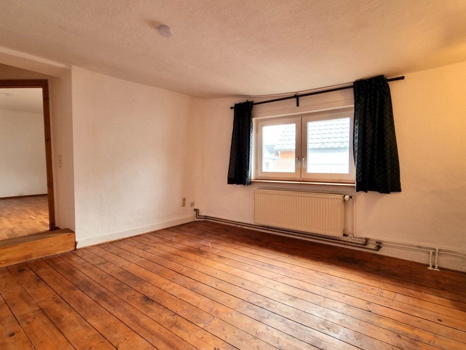 Durchgangszimmer mit saniertem Dielenboden (OG) Einfamilienhaus Braunfels