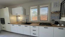 K�chenzeile mit Backofen auf Arbeitsh�he ***FreiRaum***Neuwertige, kompakte Doppelhaush�lfte wenige Minuten vom Meer. Freiheit und Wohlgef�hl