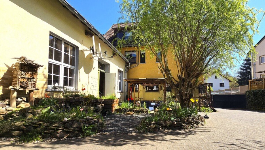 Liebevoll gesetzte Natursteinmauern. Handverlesen Mehrfamilienhaus Langg�ns / Cleeberg