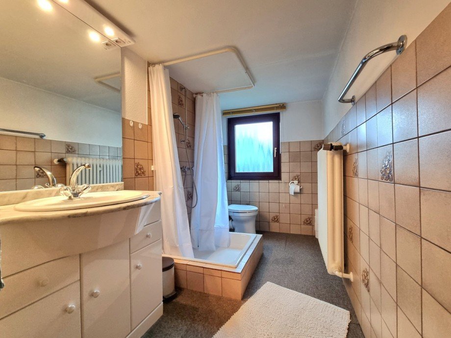 Badezimmer im Dachgeschoss Zweifamilienhaus A�lar