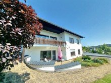 Sch�ne Villa in Traumlage ***FreiRaum***
Gro�z�gige, w�rmeged�mmte Villa mit Traumaussicht. Einliegerwohnung. XXL Garage