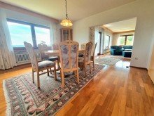Esszimmer mit angrenzedem Wohnzmmer und Balkon ***FreiRaum***
Gro�z�gige, w�rmeged�mmte Villa mit Traumaussicht. Einliegerwohnung. XXL Garage