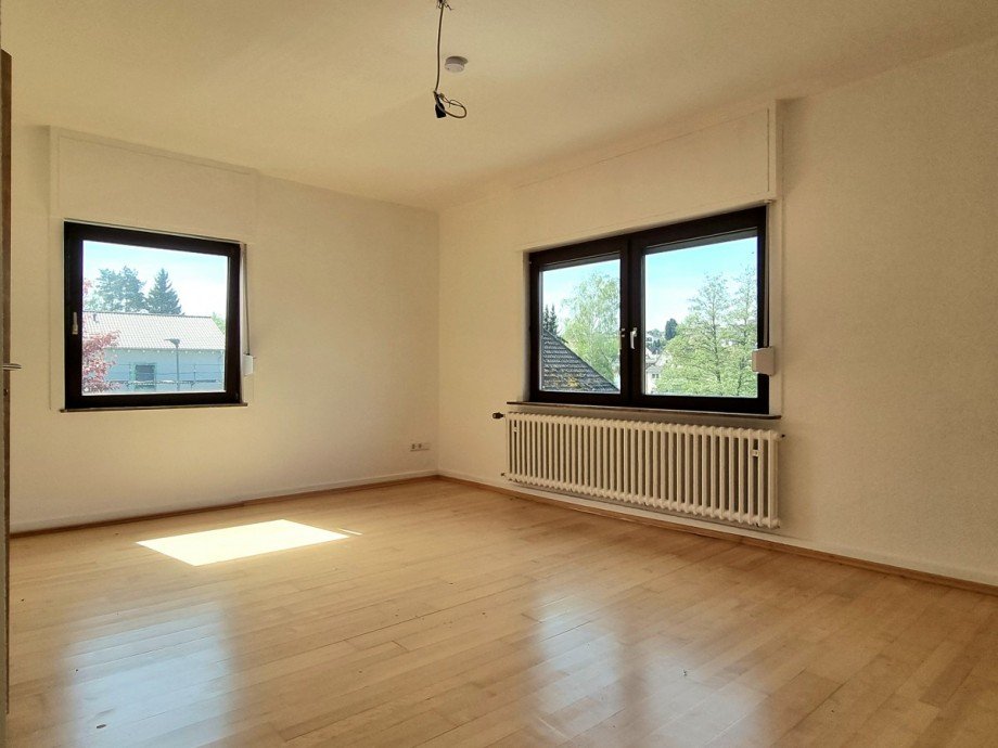 Parkettboden und Helligkeit in Haus 1 Zweifamilienhaus Solms / Burgsolms