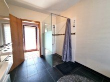 Neues Badezimmer im Obergeschoss ***Gem�tlich***
Gepflegtes Zweifamilienhaus mit kompaktem Garten, gro�er Terrasse und Balkon, Garage