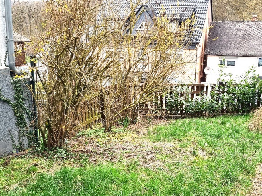 Garten vor dem Fr�hlingsputz Einfamilienhaus Braunfels
