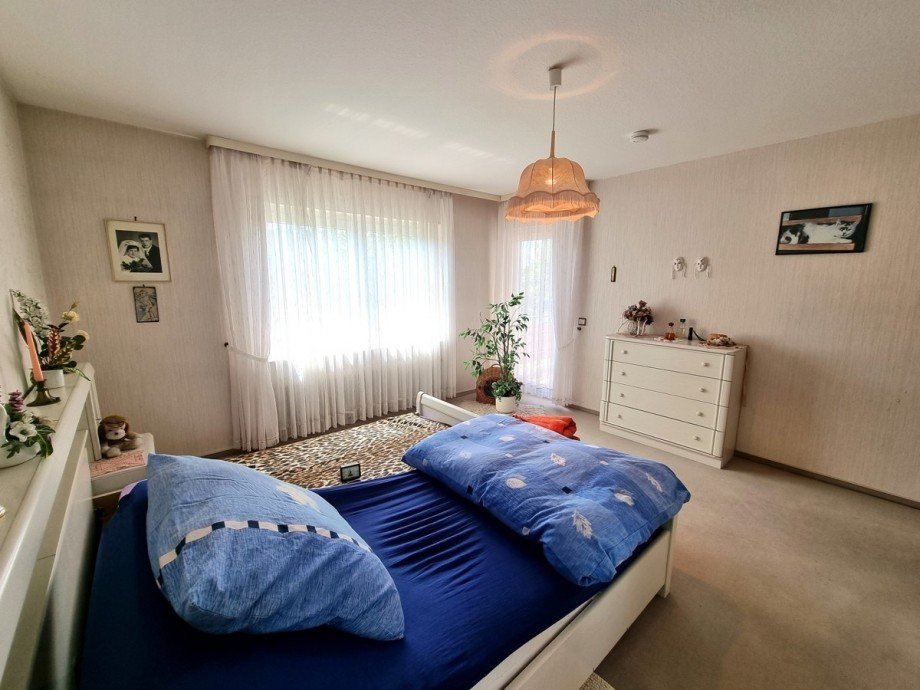 Schlafzimmer mit Zugang zum Balkon EG Zweifamilienhaus Wetzlar / Nauborn