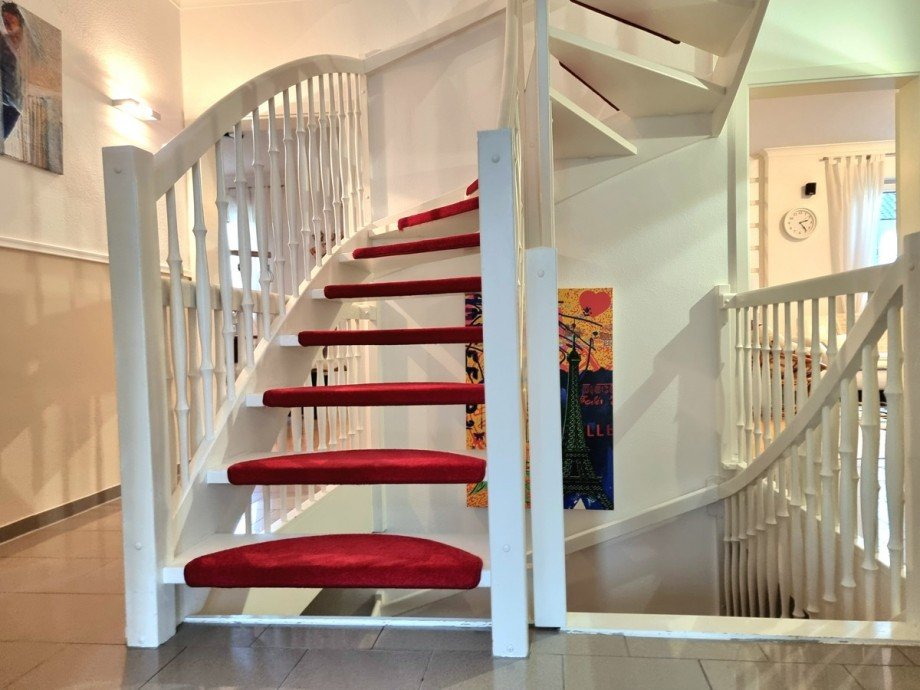 Gro�z�giges Treppenhaus als Kern des Hauses Einfamilienhaus Sinn / Fleisbach