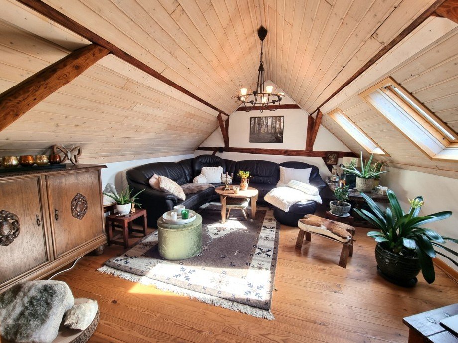 Herrliches Wohnzimmer mit gro�er Raumh�he DG Haus A�lar