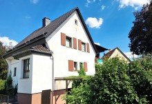 Gem�tliches Zuhause ***Gem�tlich***
Gepflegtes Zweifamilienhaus mit kompaktem Garten, gro�er Terrasse und Balkon, Garage
