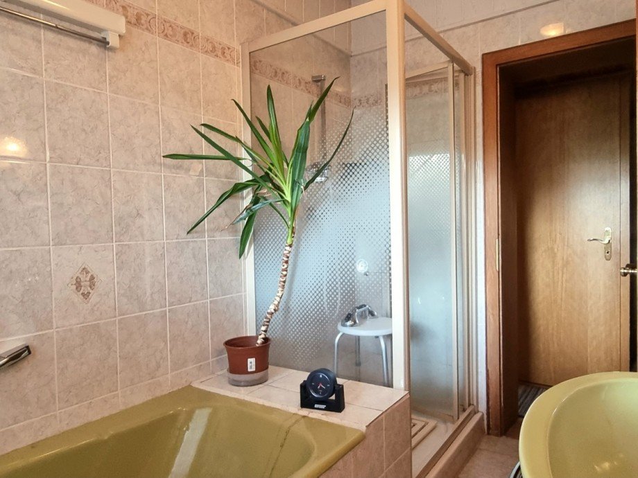 Badezimmer mit Badewanne und Dusche (OG) Einfamilienhaus Ehringshausen