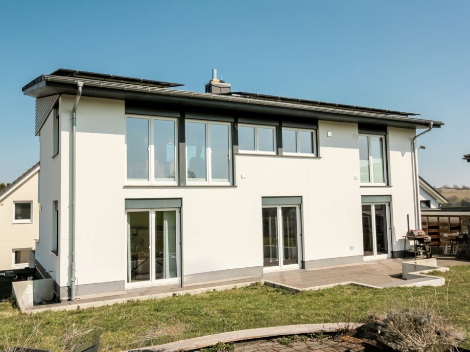Die sch�ne Hinterseite vom Feld aus gesehen Einfamilienhaus Wetzlar / Steindorf
