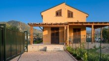 Sch�ne Doppelhaush�lfte in landestypischen Farben ***FreiRaum***Neuwertige, kompakte Doppelhaush�lfte wenige Minuten vom Meer. Freiheit und Wohlgef�hl