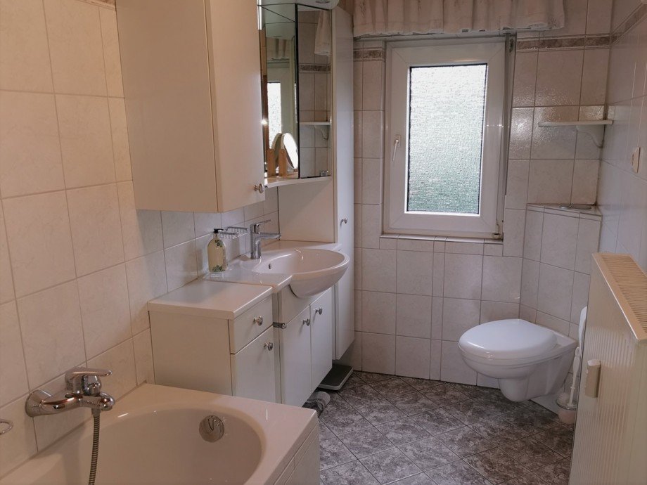 Tageslichtbadezimmer Zweifamilienhaus Ehringshausen / Katzenfurt