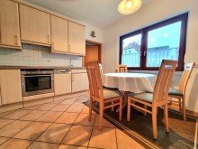 K�che im Obergeschoss ***PlusPunkt*** Liebevoll gepflegtes Zweifamilienhaus mit extra R�umen + zwei Garagen. Courtagefrei