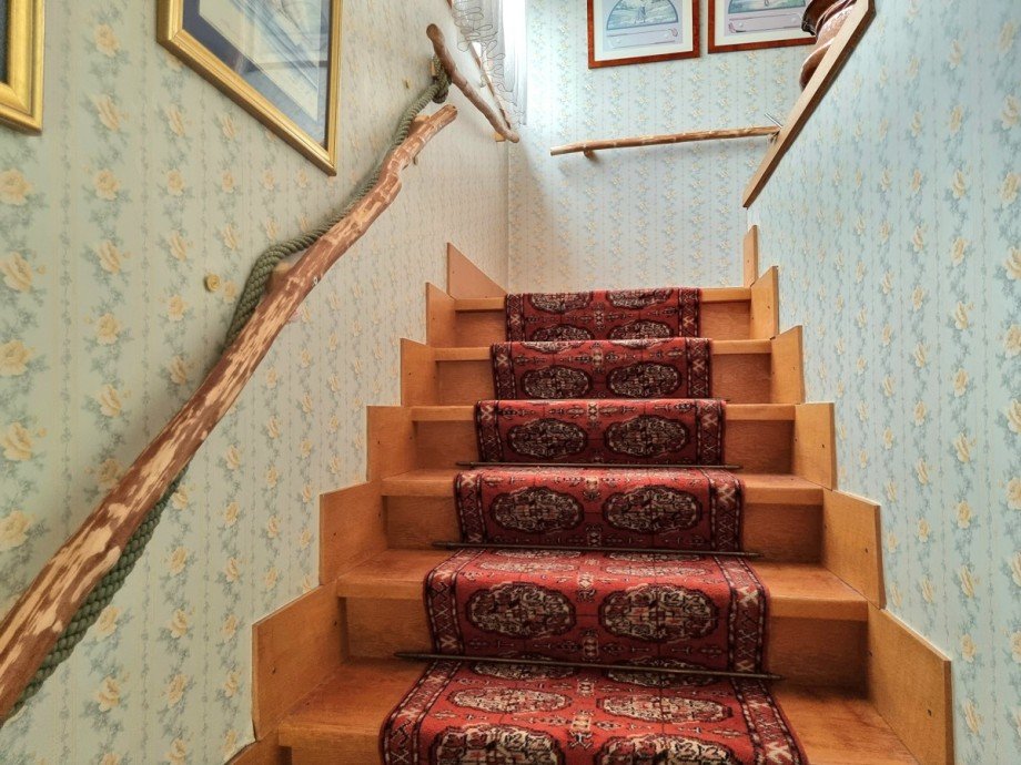 Edele Holztreppe zu den Schlafr�umen und B�ro Einfamilienhaus Solms / Burgsolms