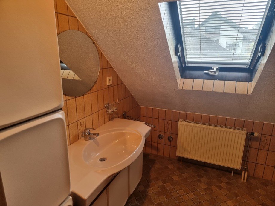 Helles Badezimmer im Dachgeschoss Zweifamilienhaus Gr�venwiesbach