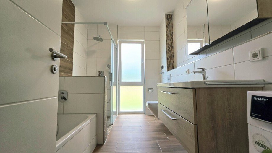 Schickes Bad mit gro�er Badewanne Erdgeschosswohnung Braunfels