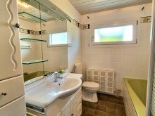 Badezimmer im oberen Geschoss ***Gro�e Freiheit***
Gepflegtes Einfamilienhaus mit Einliegerwohnung und phantastischem Weitblick