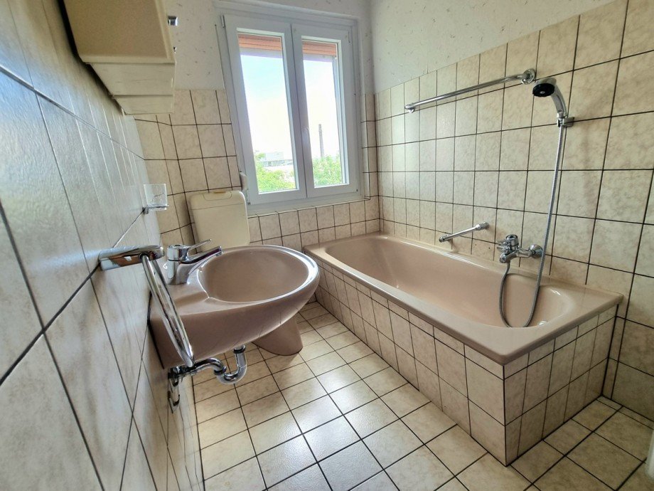 Tageslichtbadezimmer im Erdgeschoss Zweifamilienhaus Gie�en