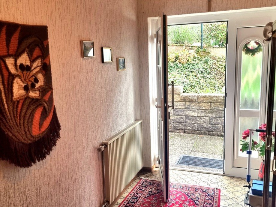 Separater Eingang zum unteren Geschoss. Herzlich Willkommen Zweifamilienhaus Gr�venwiesbach