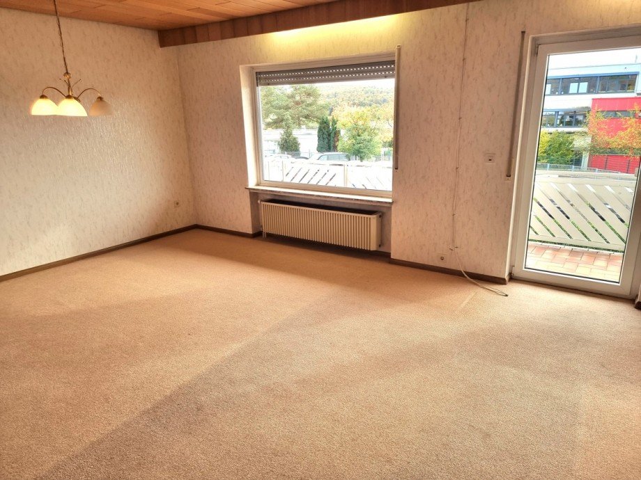 Gro�z�giges Wohnzimmer im mittleren Geschoss mit gro�em Balkon Zweifamilienhaus Gr�venwiesbach