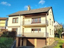 PlusPunkt direkt in A�lar ***PlusPunkt*** Liebevoll gepflegtes Zweifamilienhaus mit extra R�umen + zwei Garagen. Courtagefrei