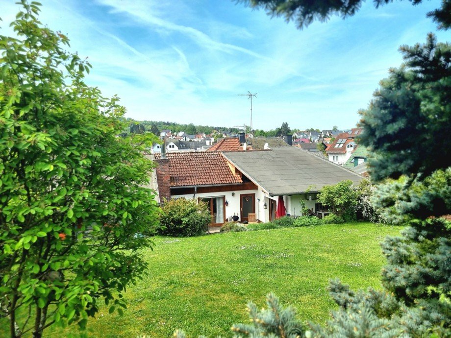 Ausblick von der Terrasse vorm Sommerh�uschen Zweifamilienhaus Solms / Burgsolms
