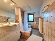 Badezimmer im Dachgeschoss ***PlusPunkt*** Liebevoll gepflegtes Zweifamilienhaus mit extra R�umen + zwei Garagen. Courtagefrei