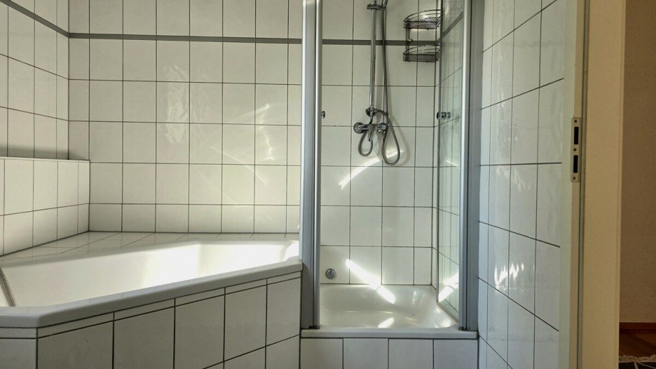 Trraumhaft gro�es Badezimmer mit Badewanne und Dusche Erdgeschosswohnung Wetzlar