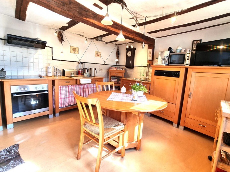 Hochwertige Vollholzk�che und sch�ner Fliesenspiegel EG Haus A�lar