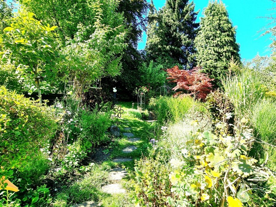 Liebevoll angelegter Traumgarten Doppelhaush�lfte Wetzlar