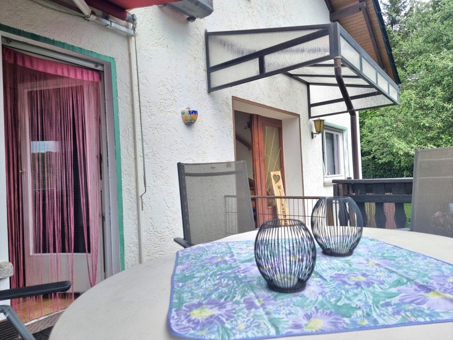 Eingangsbereich mit gro�z�gigem Glasvordach Einfamilienhaus Solms / Oberndorf
