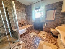 Badezimmer Hauptwohnung ***FreiRaum***
Gro�z�gige, w�rmeged�mmte Villa mit Traumaussicht. Einliegerwohnung. XXL Garage