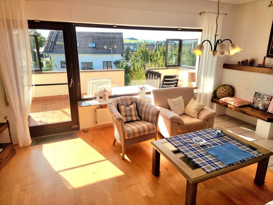Kaminzimmer mit Zugang zu Balkon im Erdgeschoss und zum Garten Einfamilienhaus Gr�venwiesbach