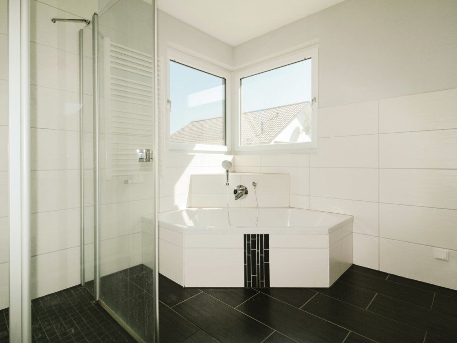 Die ebenerdige Dusche befindet sich links im Bild Einfamilienhaus Wetzlar / Steindorf