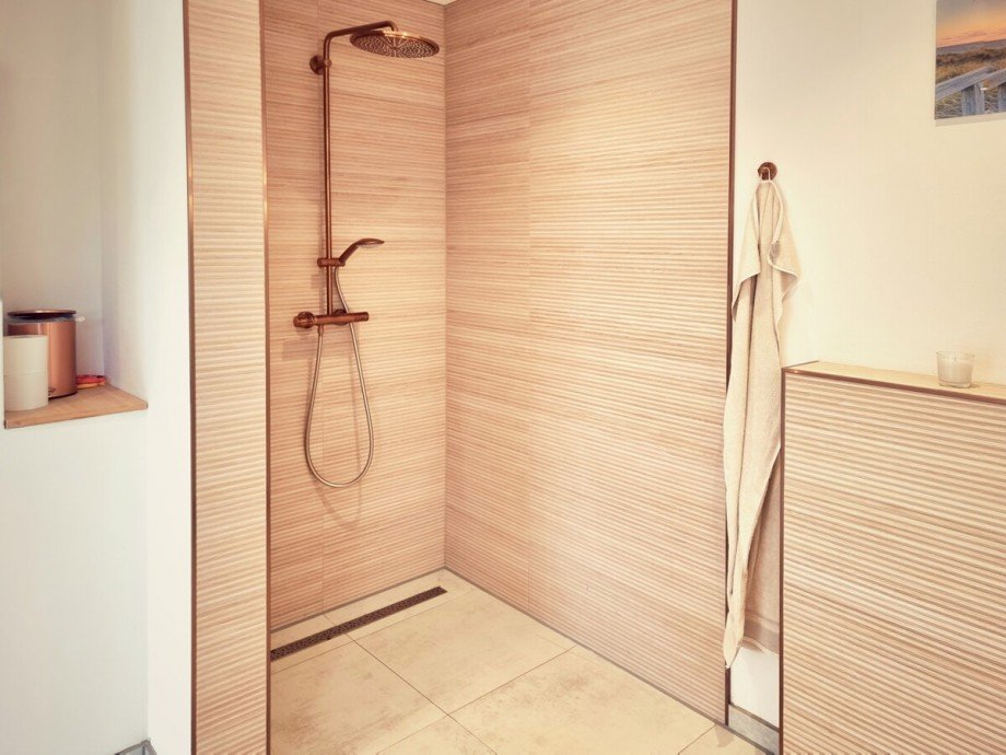 begehbare Dusche mit schicken Accessoires Einfamilienhaus Solms