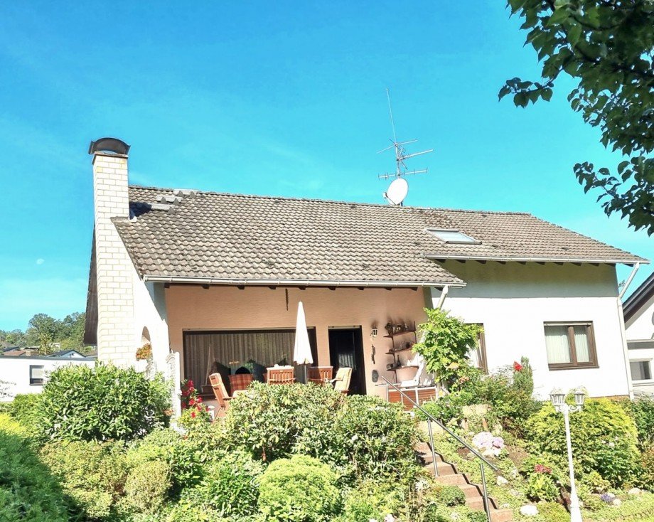 Sonne satt auf der gro�en Terrasse mit angrenzendem Traumgarten Einfamilienhaus Wetzlar / Steindorf