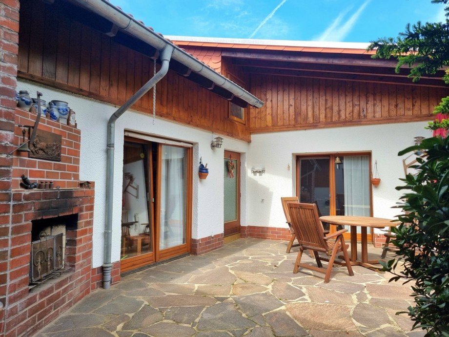 Terrasse mit Au�enkamin Zweifamilienhaus Solms / Burgsolms