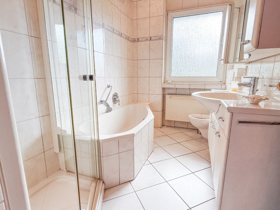 Tageslicht, Badewanne und Dusche. Alles drin. Einfamilienhaus Sinn