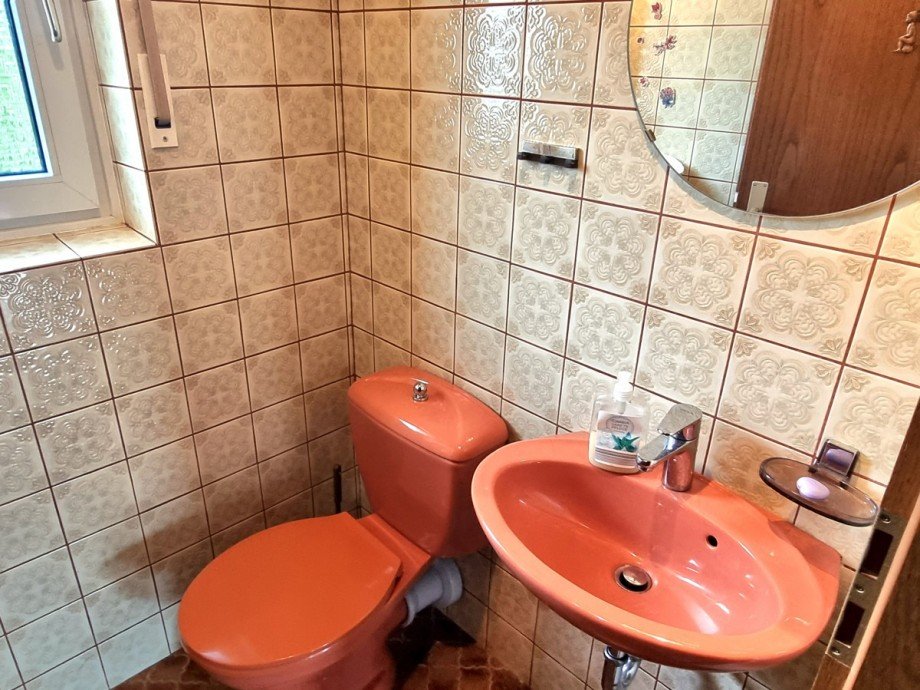 G�ste-WC im mittleren Geschoss Zweifamilienhaus Gr�venwiesbach