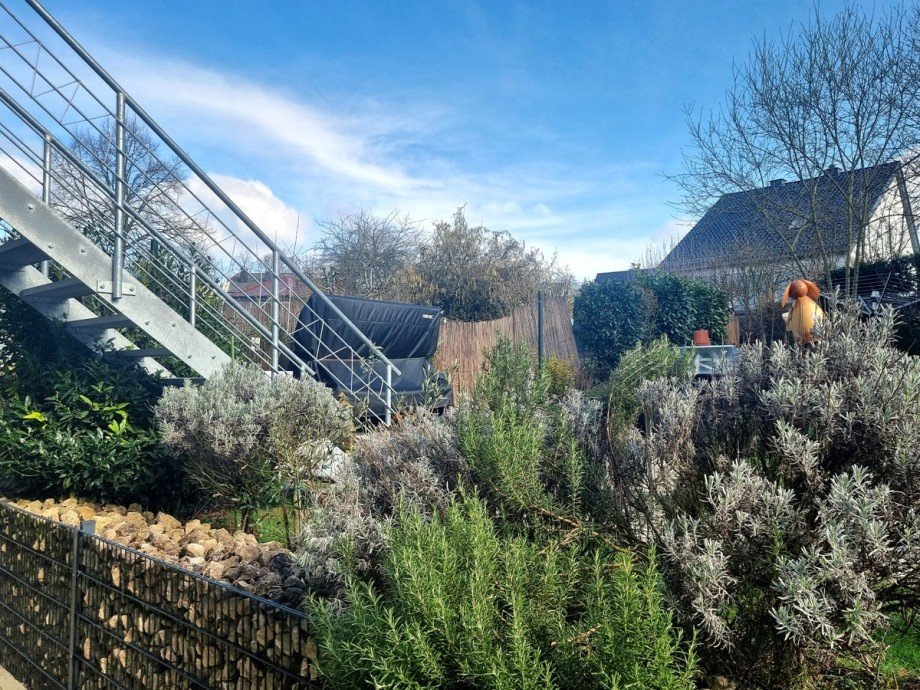 Sch�ne Treppe vom Obergeschoss in den Garten Doppelhaush�lfte Wetzlar