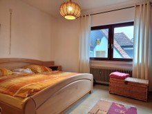 Schlafzimmer im Obergeschoss ***PlusPunkt*** Liebevoll gepflegtes Zweifamilienhaus mit extra R�umen + zwei Garagen. Courtagefrei