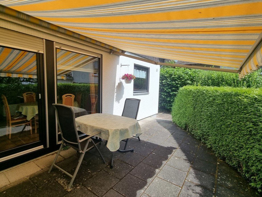Sonnenterrasse direkt am Wohnzimmer - mit der Markise komplett blickgesch�tzt von den Nachbarn Einfamilienhaus Leun