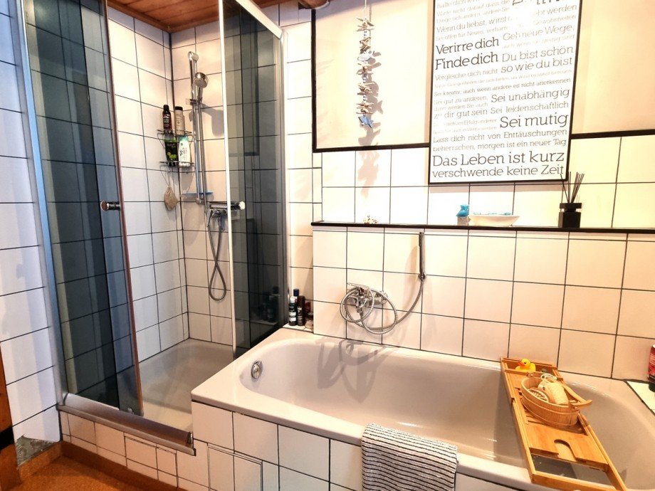 Dusche und Badewanne und Platz f�r Zwei EG Haus A�lar