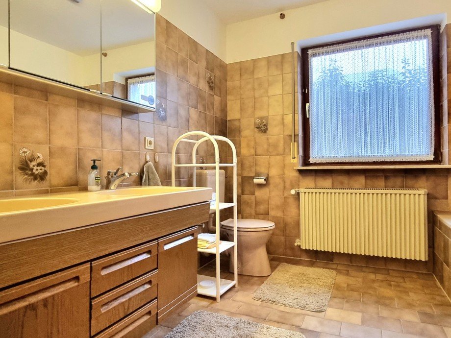 Badezimmer mit ganz viel Licht und Platz Einfamilienhaus Hohenahr / Hohensolms
