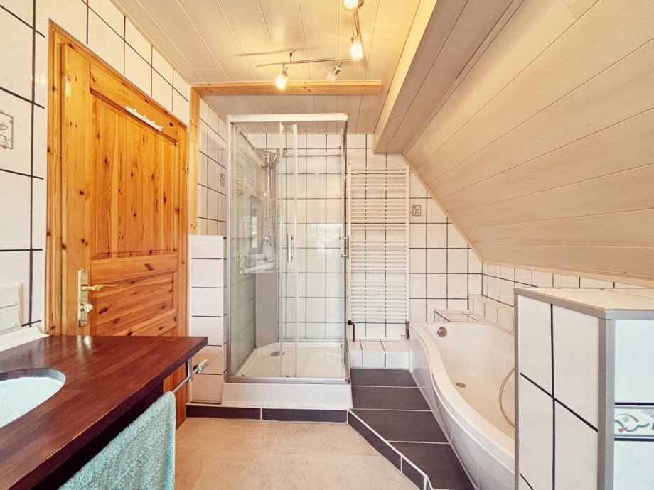 Tageslichthell mit Dusche und Badewanne Einfamilienhaus Weilm�nster / Laubuseschbach