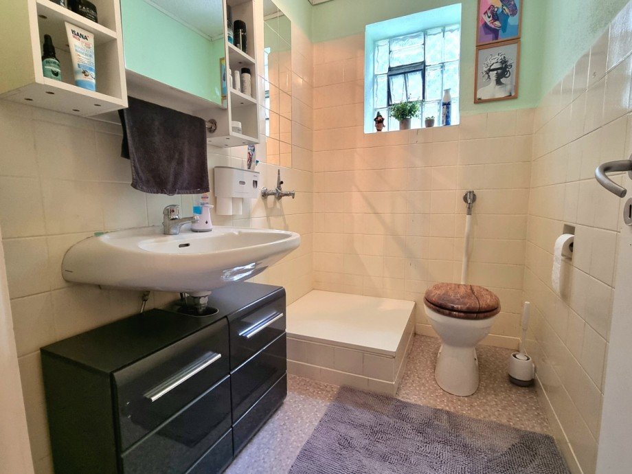 Badezimmer im unteren Geschoss Einfamilienhaus Solms / Oberndorf