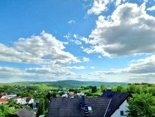 Phenomaler Ausblick f�r Ihr permanentes Urlaubsgef�hl ***Gro�e Freiheit***
Gepflegtes Einfamilienhaus mit Einliegerwohnung und phantastischem Weitblick